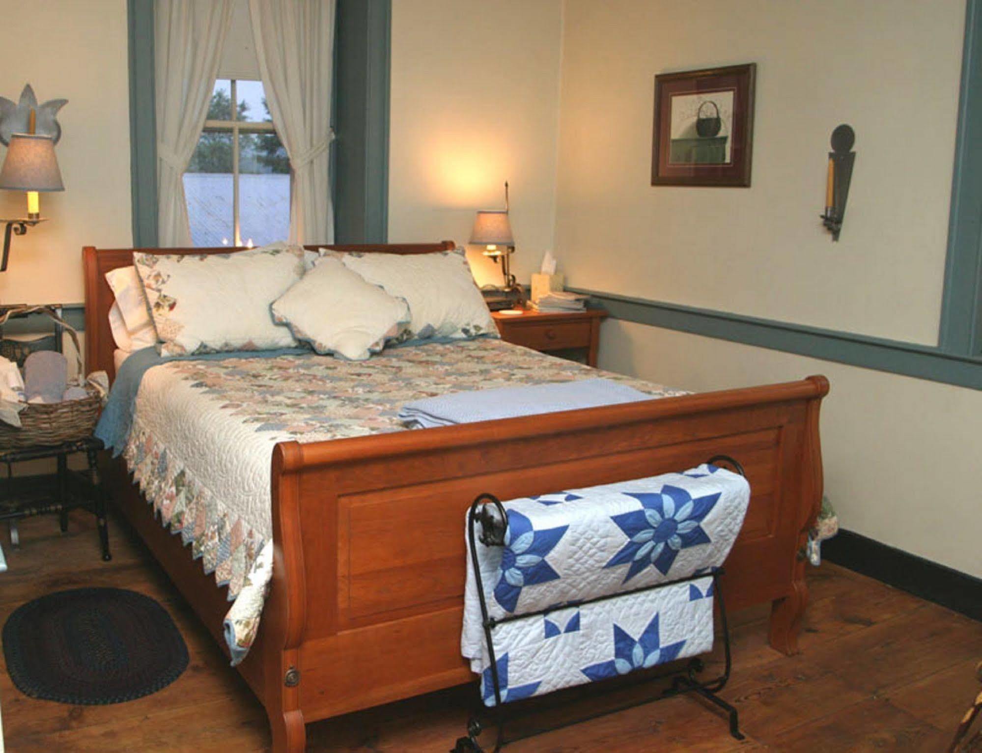 Brownstone Colonial Inn Reinholds Pokoj fotografie